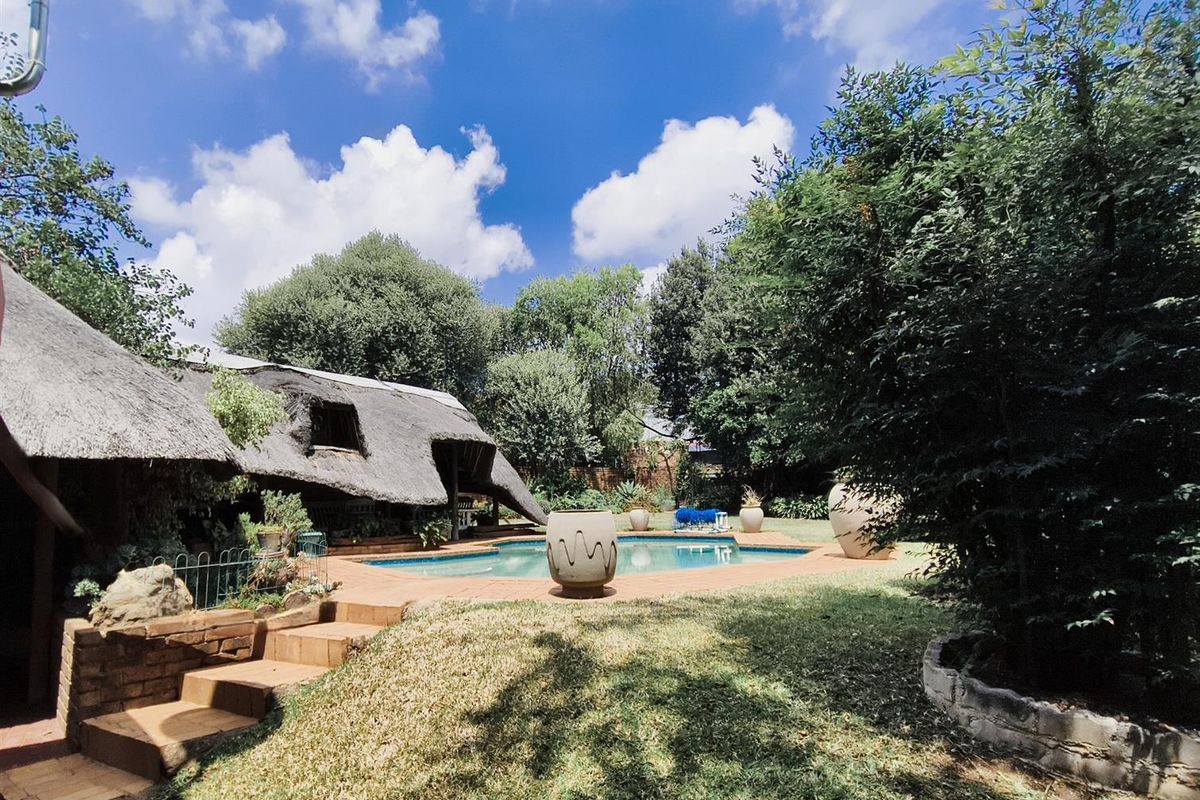Spacious 4-Bedroom House on large corner stand in central position in Eldoraigne, Centurion - Photo 3