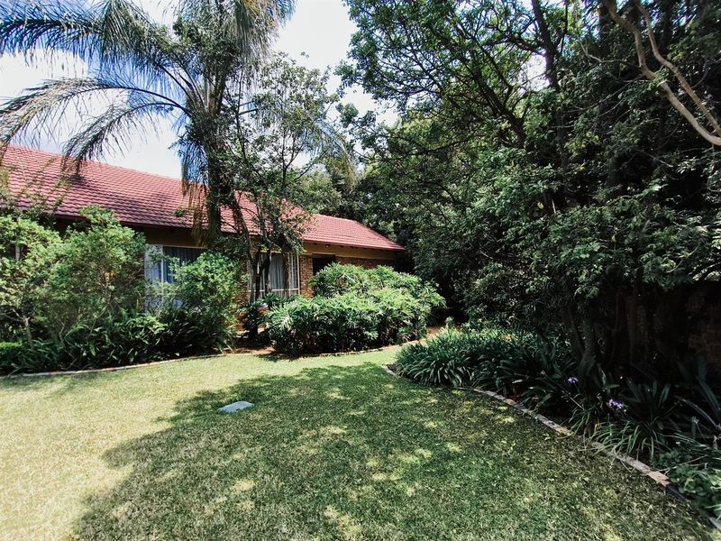 Spacious 4-Bedroom House on large corner stand in central position in Eldoraigne, Centurion - Photo 2
