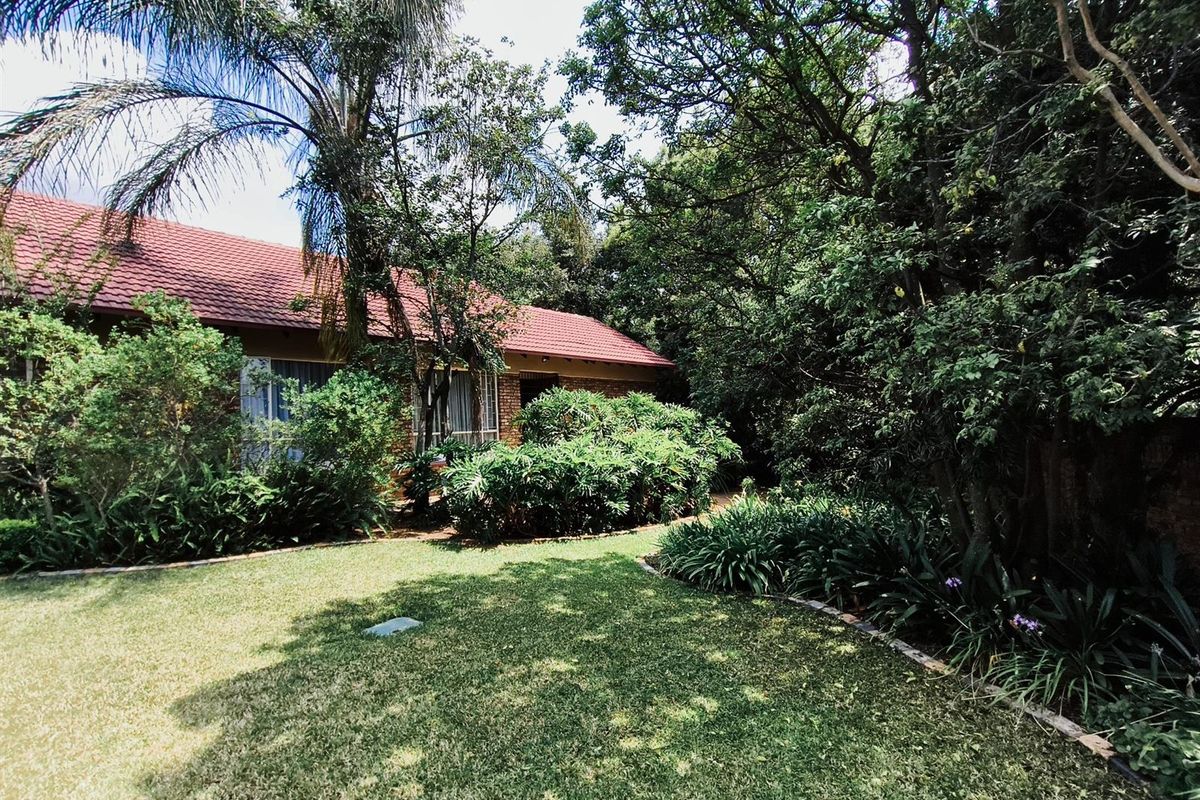 Spacious 4-Bedroom House on large corner stand in central position in Eldoraigne, Centurion - Photo 2