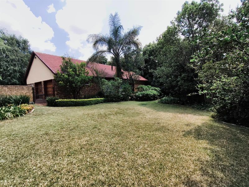 Spacious 4-Bedroom House on large corner stand in central position in Eldoraigne, Centurion - Photo 5