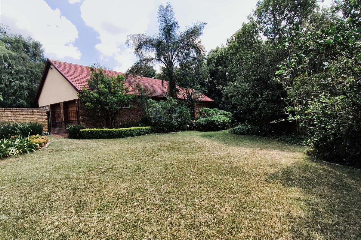 Spacious 4-Bedroom House on large corner stand in central position in Eldoraigne, Centurion - Photo 5