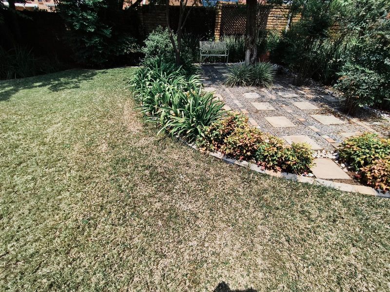 Spacious 4-Bedroom House on large corner stand in central position in Eldoraigne, Centurion - Photo 8