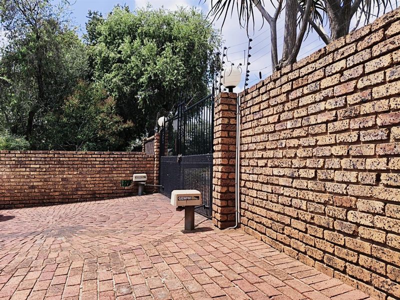 Spacious 4-Bedroom House on large corner stand in central position in Eldoraigne, Centurion - Photo 7