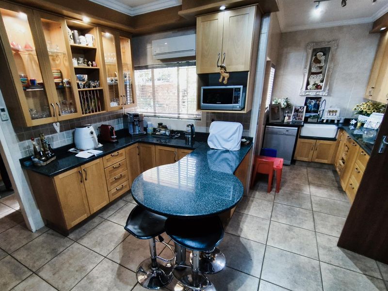 Spacious 4 Bedroom House For Sale in Eldoraigne, Centurion - Photo 6