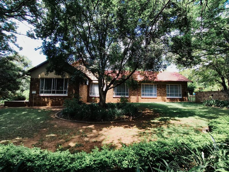 Spacious 4 Bedroom House For Sale in Eldoraigne, Centurion - Photo 3