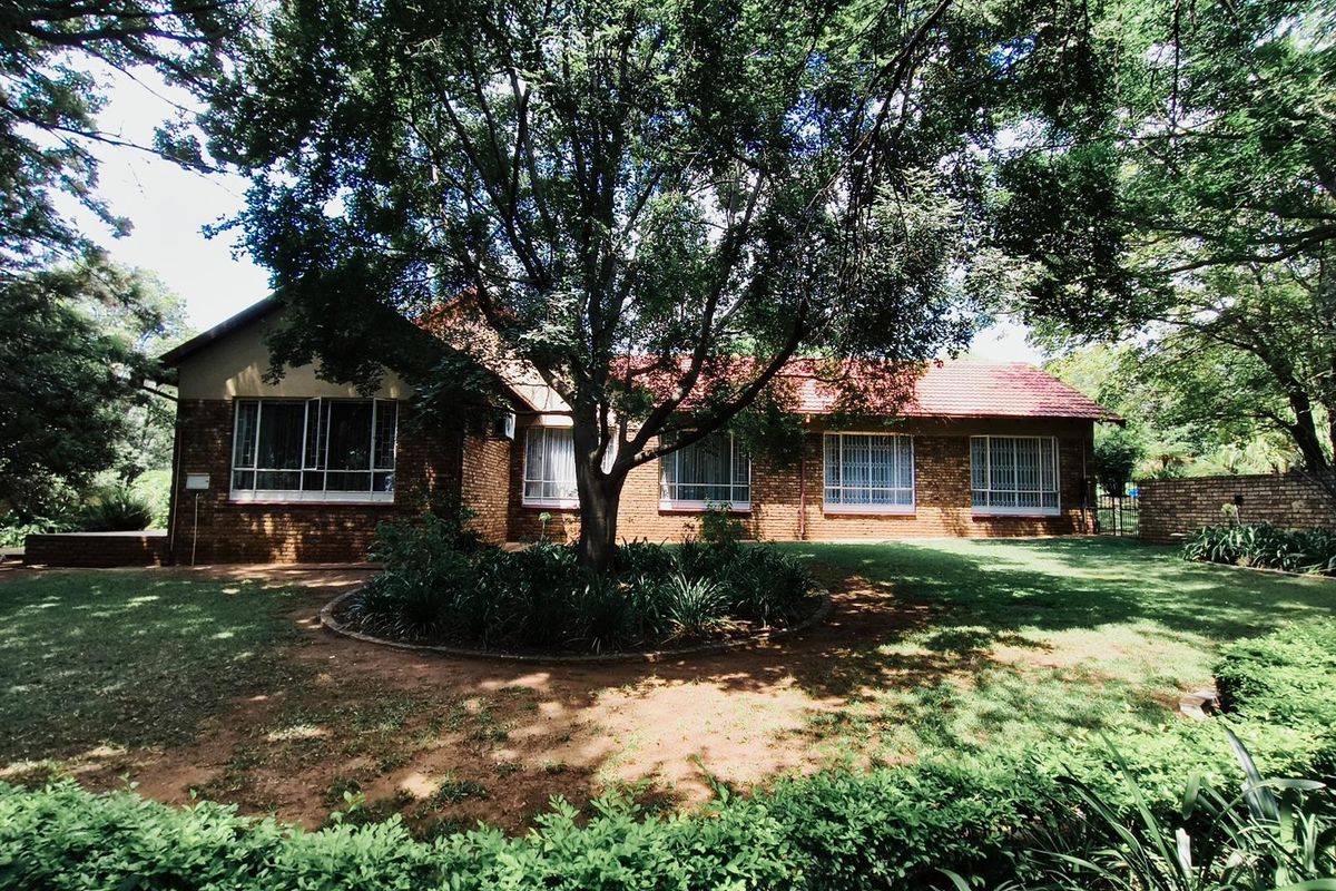 Spacious 4 Bedroom House For Sale in Eldoraigne, Centurion - Photo 3
