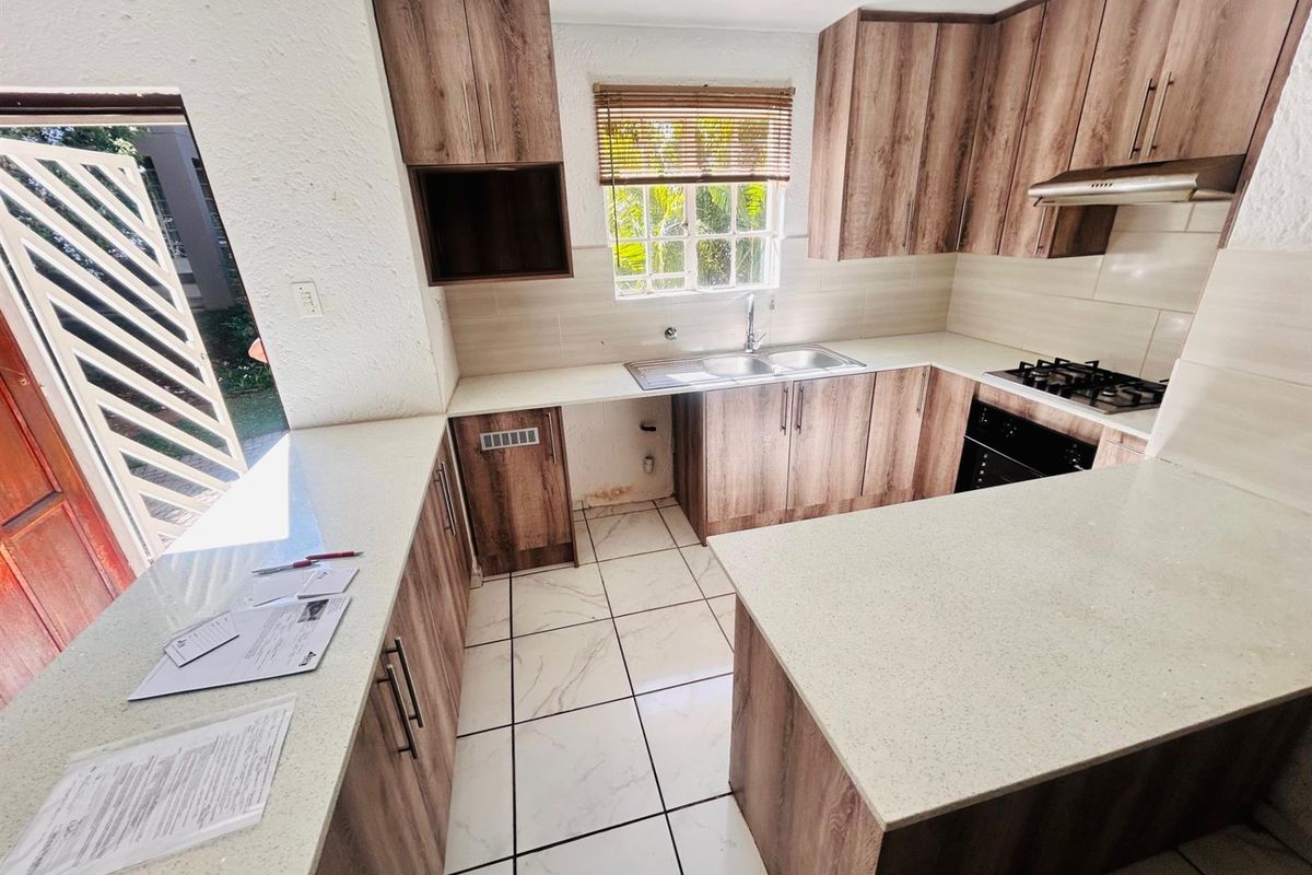 2-Bedroom Townhouse for Sale in Bassonia Rock - Photo 2