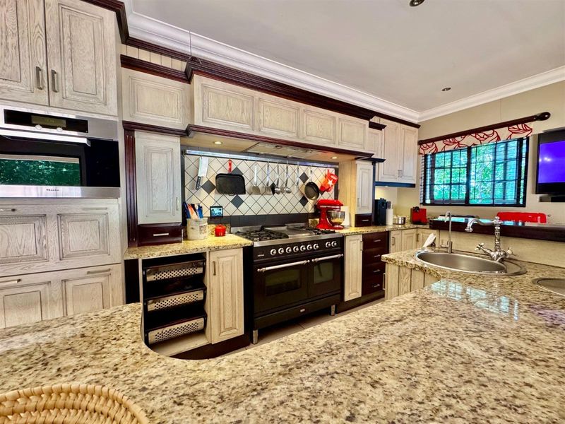 Hilltop Luxury Home with Panoramic Sea, River and Golf Views - Photo 5