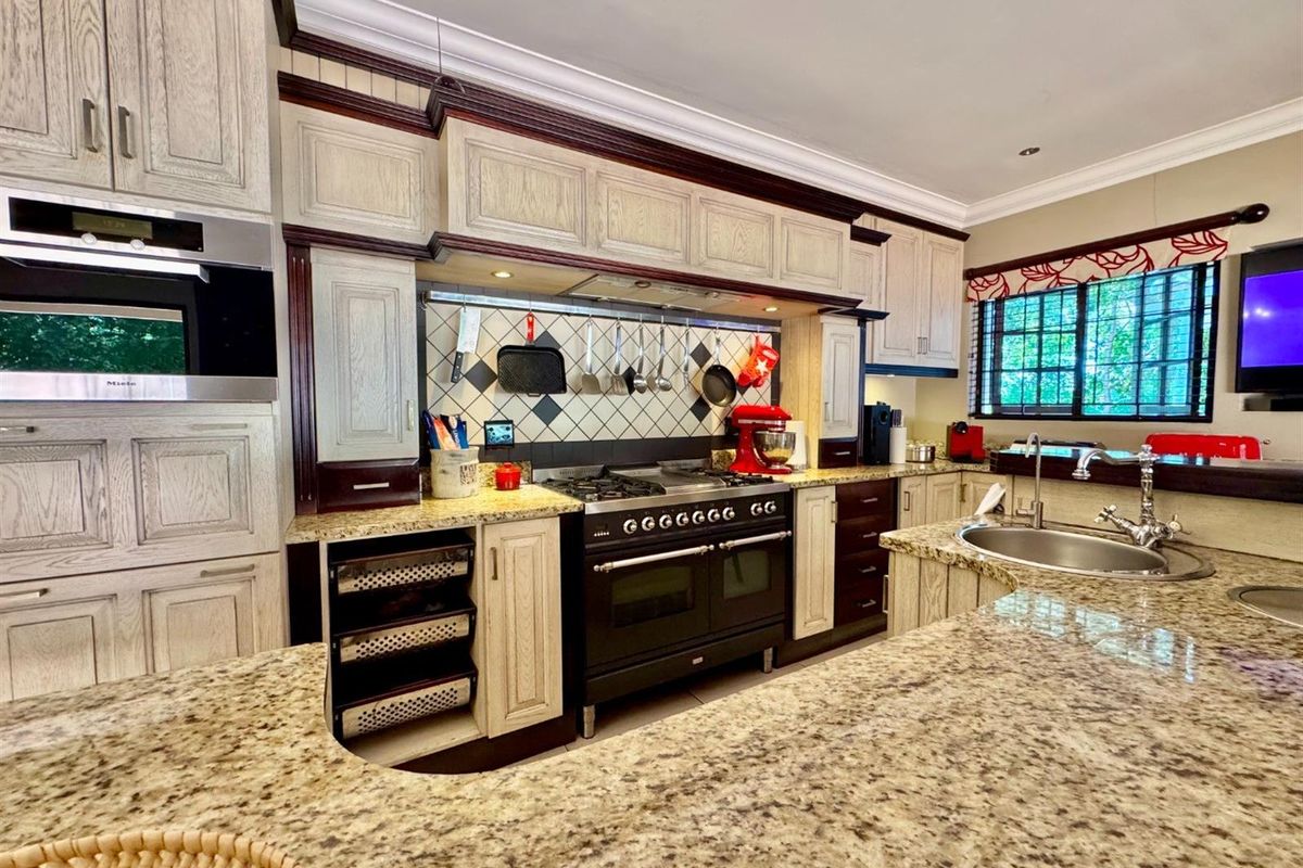 Hilltop Luxury Home with Panoramic Sea, River and Golf Views - Photo 5