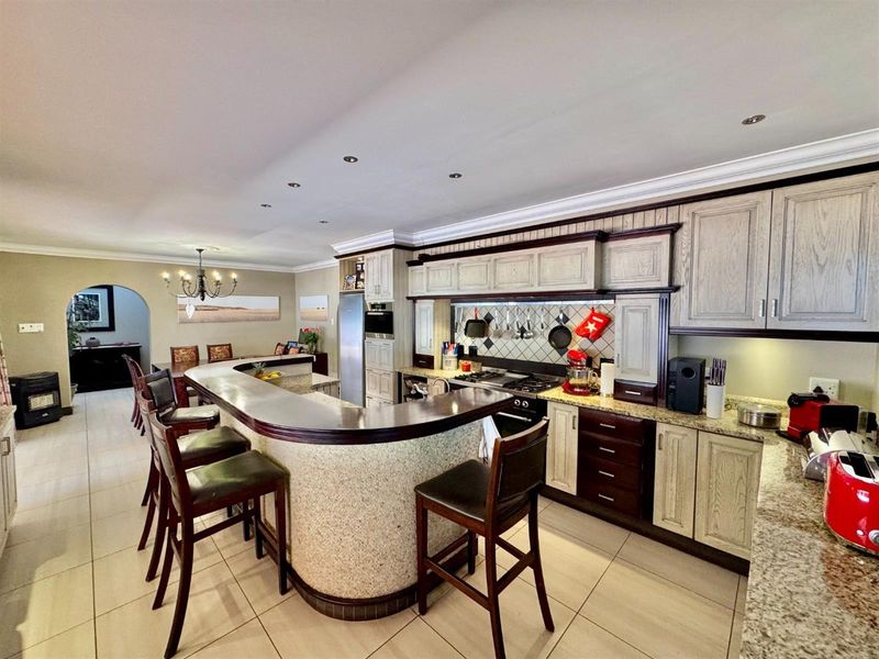 Hilltop Luxury Home with Panoramic Sea, River and Golf Views - Photo 4