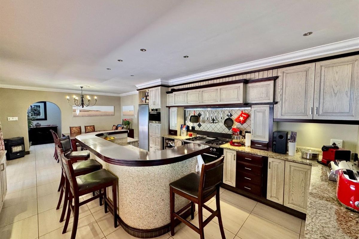 Hilltop Luxury Home with Panoramic Sea, River and Golf Views - Photo 4