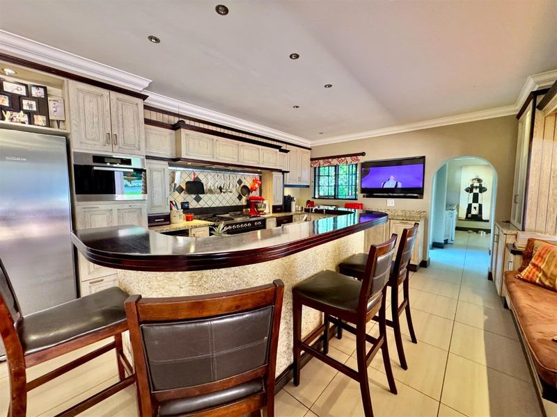 Hilltop Luxury Home with Panoramic Sea, River and Golf Views - Photo 6