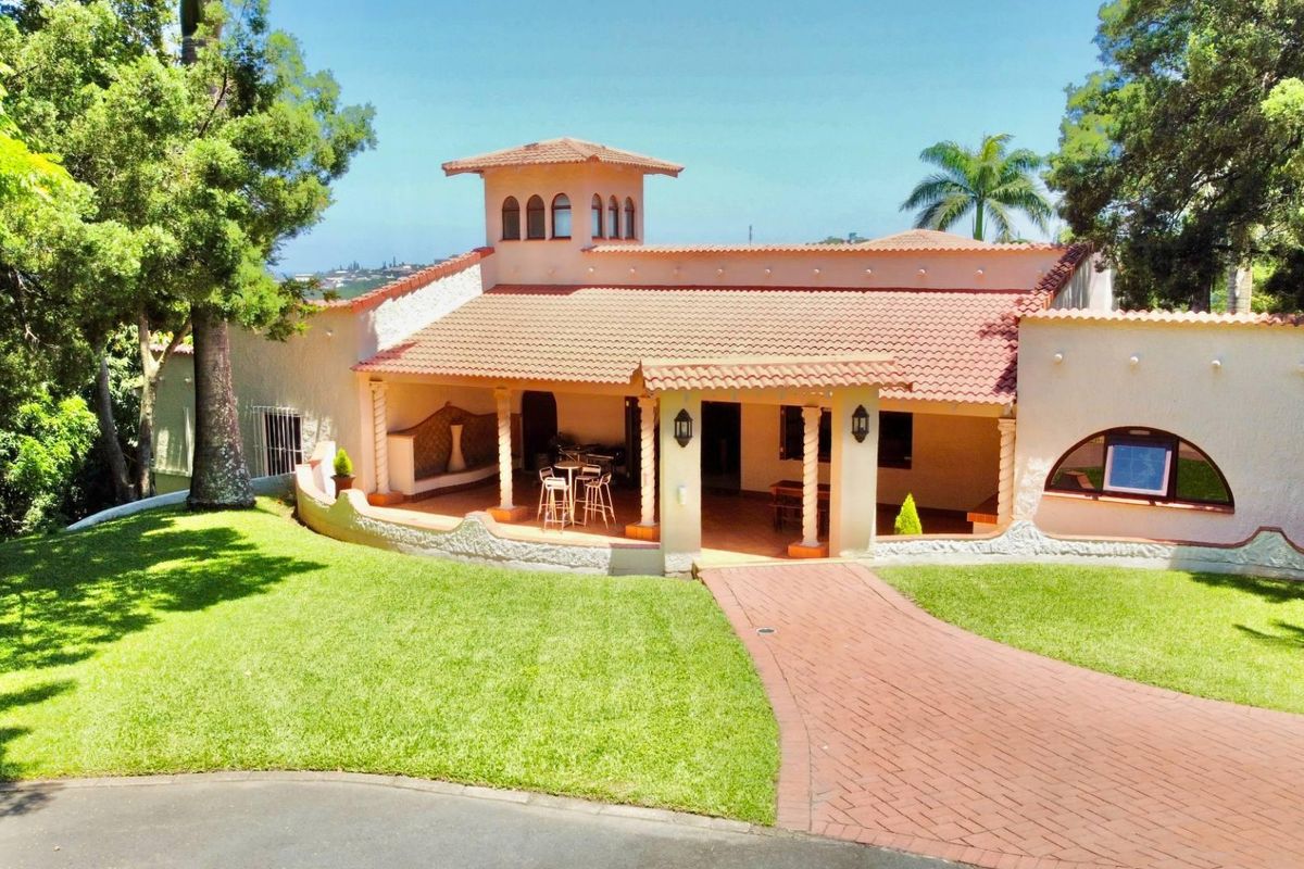 Hilltop Luxury Home with Panoramic Sea, River and Golf Views - Photo 3