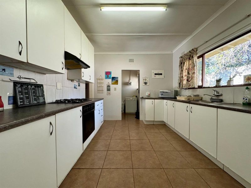 Two Homes, One Exceptional Property - Ideal for Families or Rentals - Photo 9