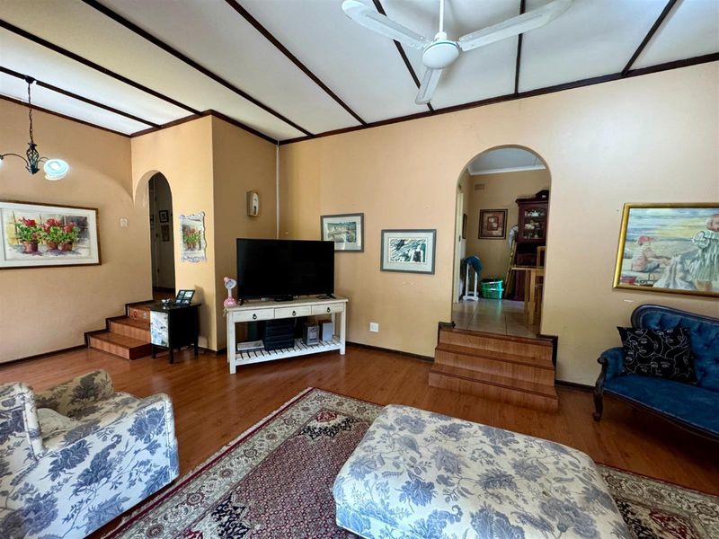 Two Homes, One Exceptional Property - Ideal for Families or Rentals - Photo 7