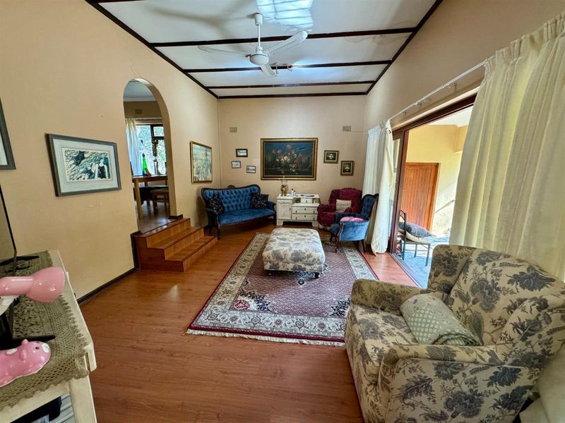 Two Homes, One Exceptional Property - Ideal for Families or Rentals - Photo 6