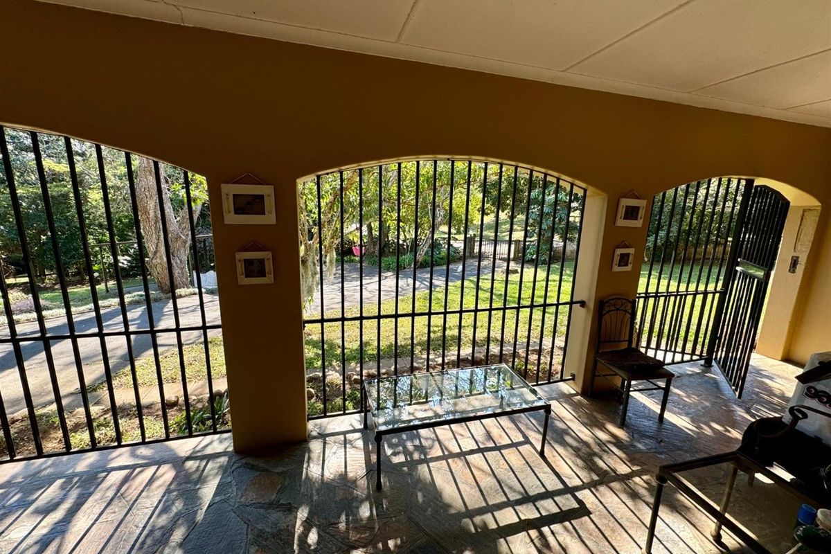 Two Homes, One Exceptional Property - Ideal for Families or Rentals - Photo 4