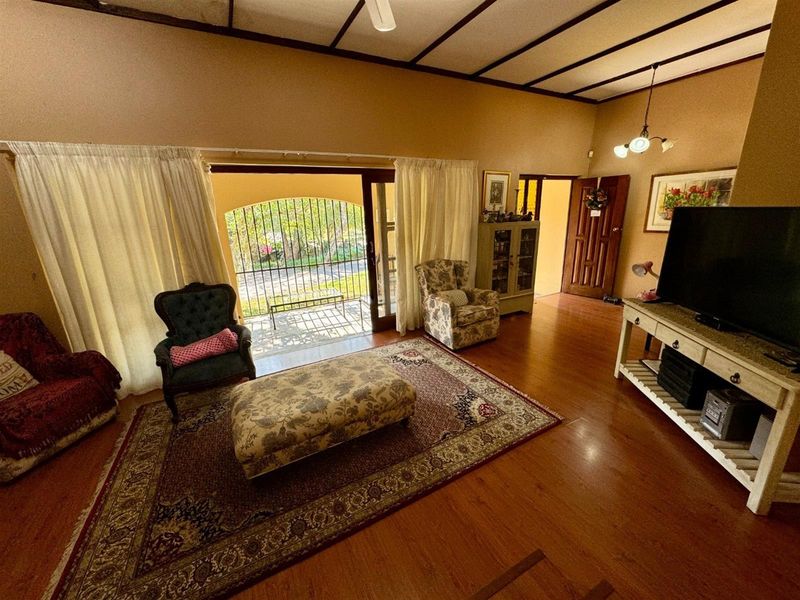 Two Homes, One Exceptional Property - Ideal for Families or Rentals - Photo 5