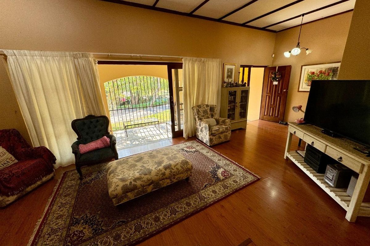 Two Homes, One Exceptional Property - Ideal for Families or Rentals - Photo 5