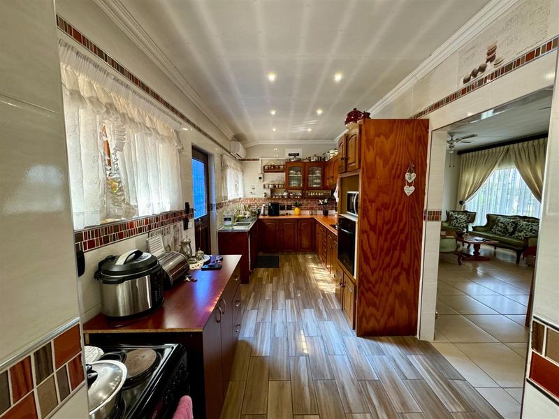 Charming Southport Home with Versatile Study or Hobby Room - Photo 6