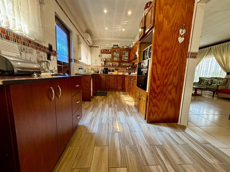 Charming Southport Home with Versatile Study or Hobby Room - Photo 4