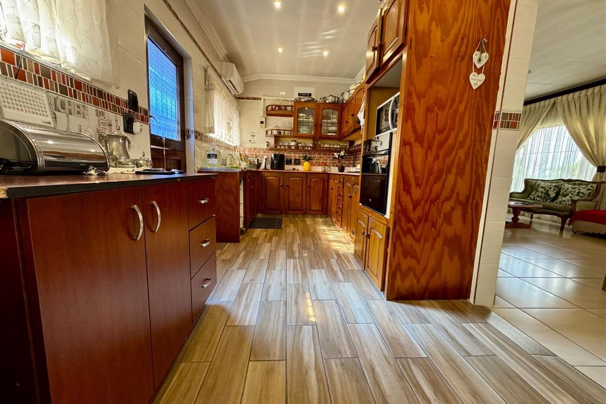 Charming Southport Home with Versatile Study or Hobby Room - Photo 4