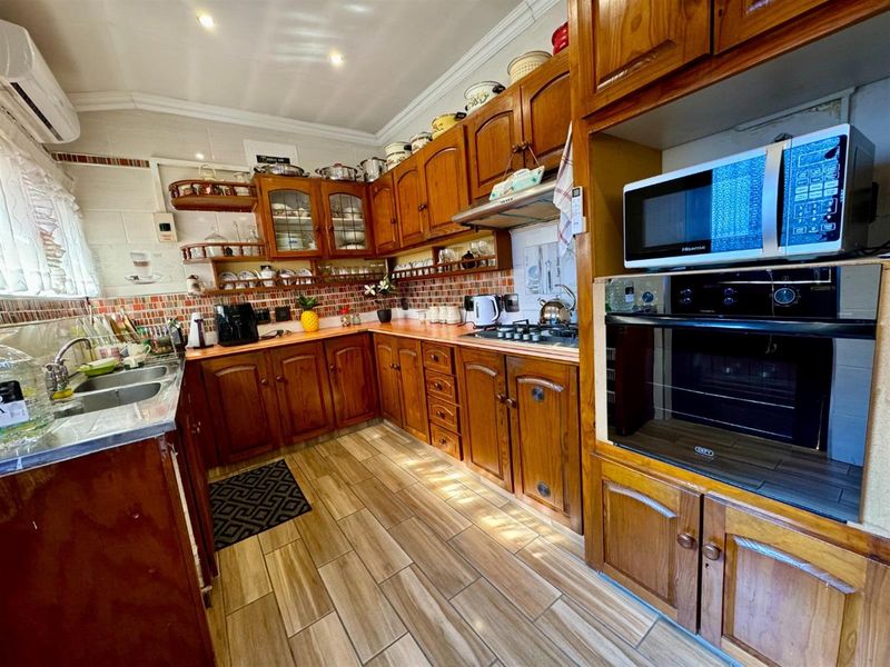 Charming Southport Home with Versatile Study or Hobby Room - Photo 5