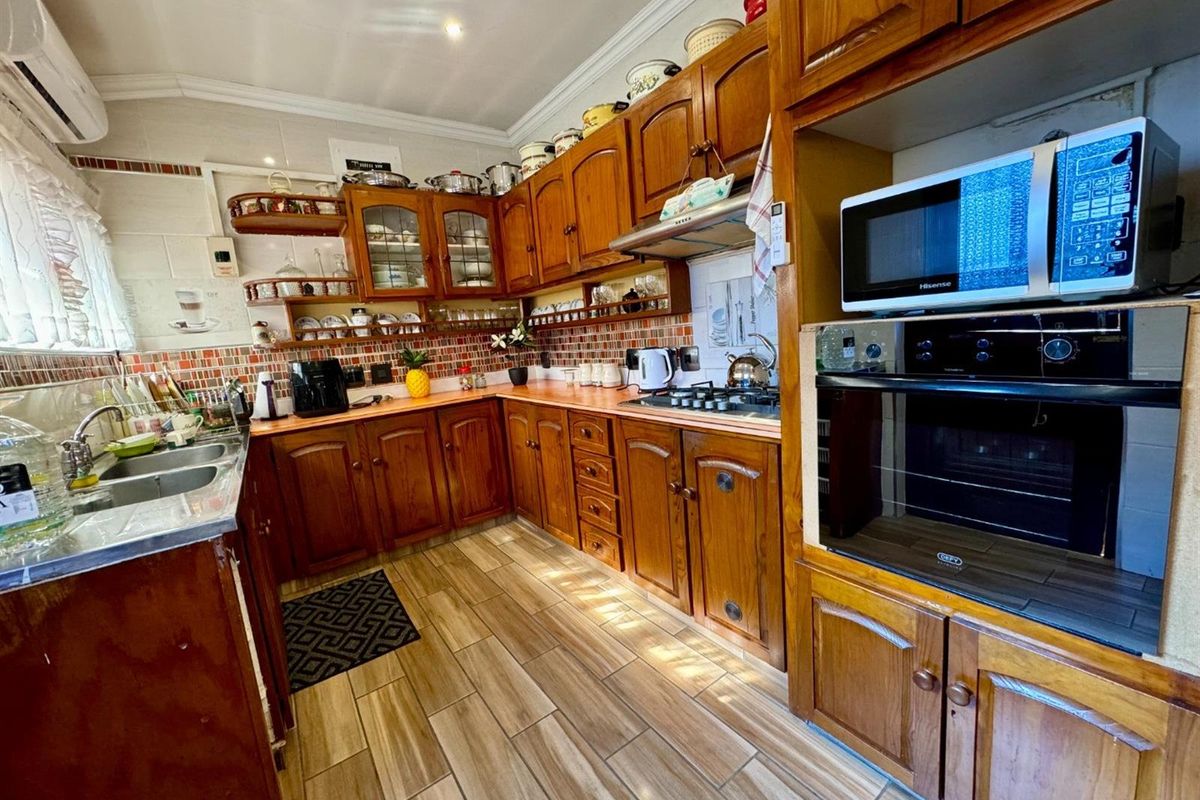 Charming Southport Home with Versatile Study or Hobby Room - Photo 5