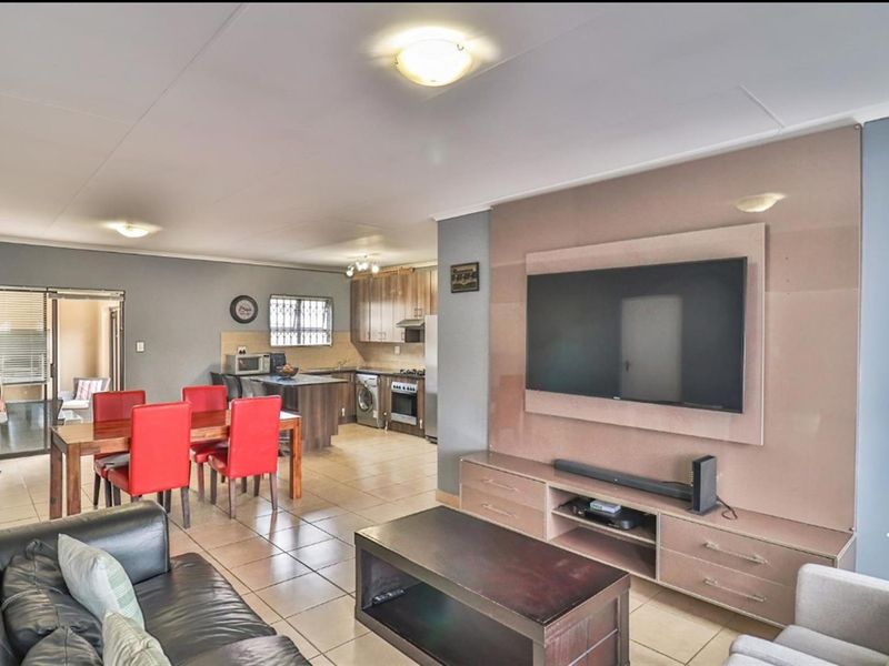 Stunning Modern 3 Bedroom Free-Standing Cluster for Sale in Noordwyk - Photo 8