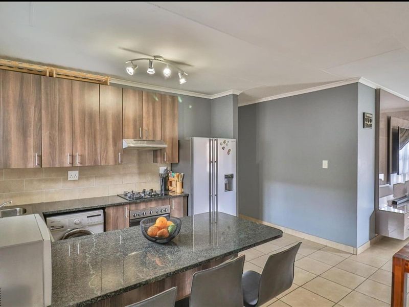 Stunning Modern 3 Bedroom Free-Standing Cluster for Sale in Noordwyk - Photo 6