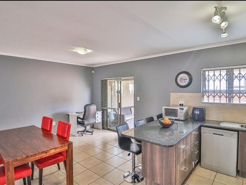 Stunning Modern 3 Bedroom Free-Standing Cluster for Sale in Noordwyk - Photo 4