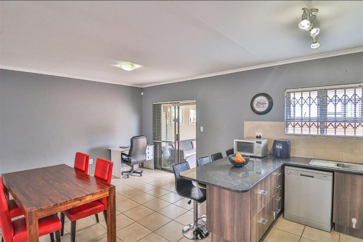 Stunning Modern 3 Bedroom Free-Standing Cluster for Sale in Noordwyk - Photo 4