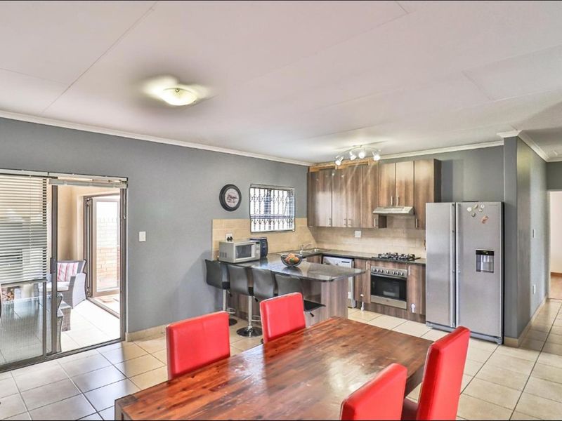 Stunning Modern 3 Bedroom Free-Standing Cluster for Sale in Noordwyk - Photo 3