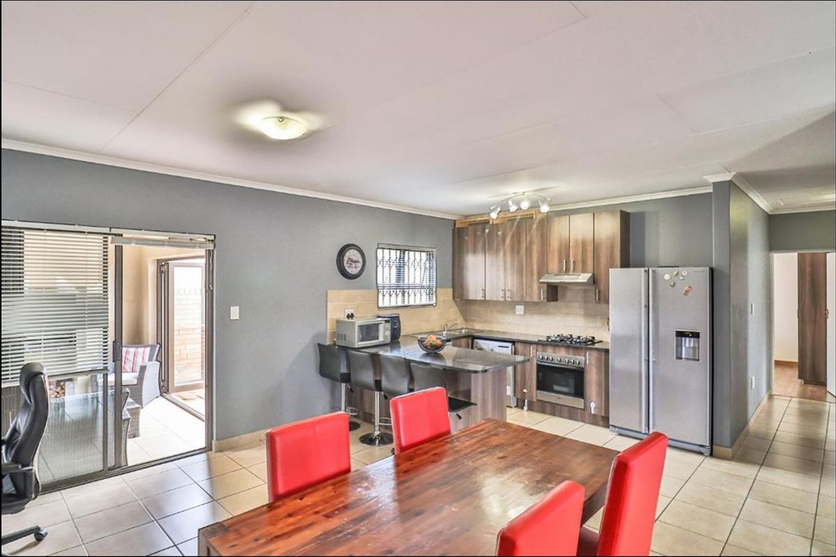 Stunning Modern 3 Bedroom Free-Standing Cluster for Sale in Noordwyk - Photo 3