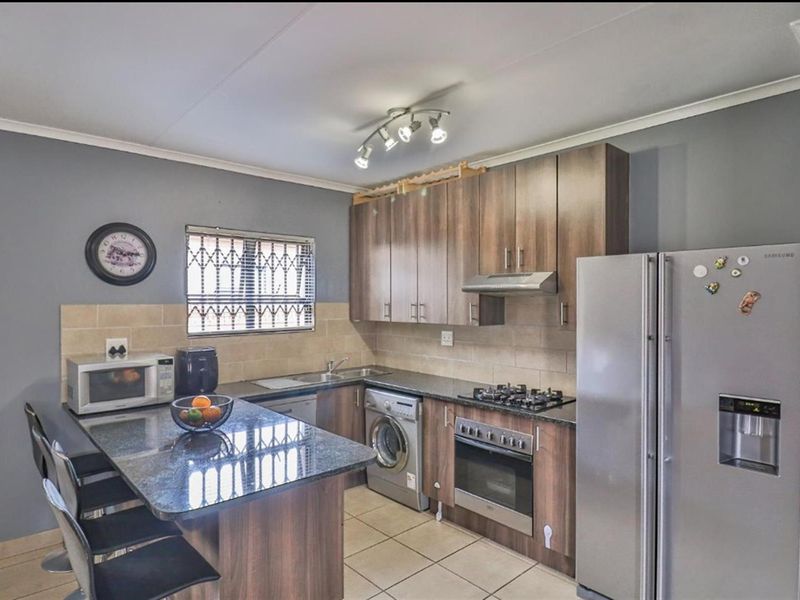 Stunning Modern 3 Bedroom Free-Standing Cluster for Sale in Noordwyk - Photo 5