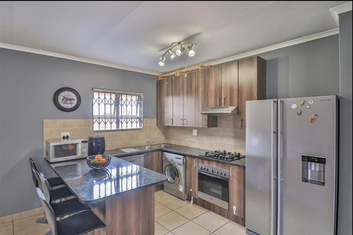 Stunning Modern 3 Bedroom Free-Standing Cluster for Sale in Noordwyk - Photo 5