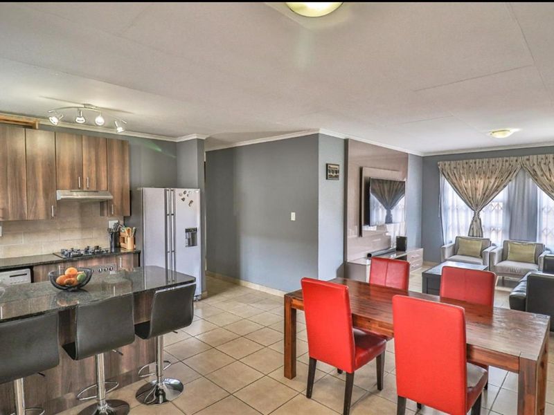 Stunning Modern 3 Bedroom Free-Standing Cluster for Sale in Noordwyk - Photo 2