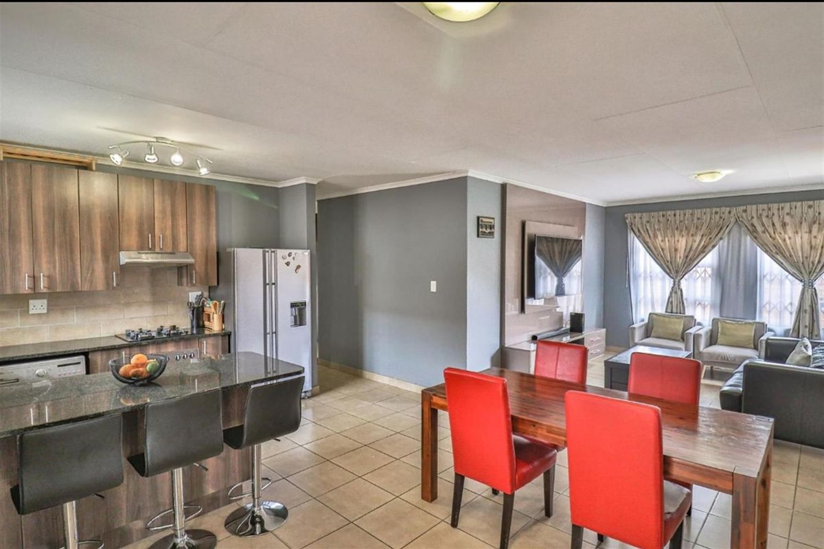 Stunning Modern 3 Bedroom Free-Standing Cluster for Sale in Noordwyk - Photo 2