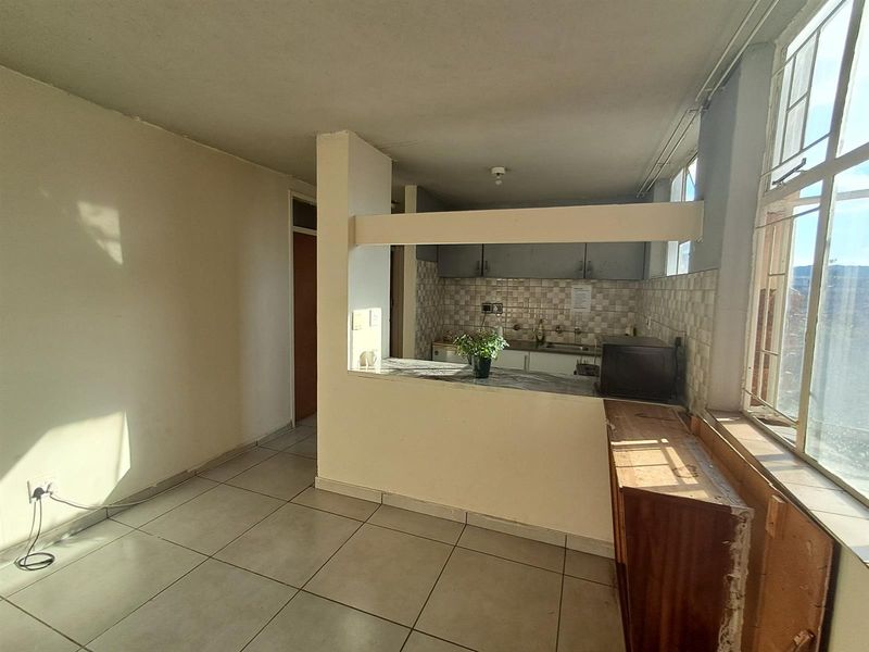 Apartment For Sale in Sunnyside, Pretoria - Photo 2