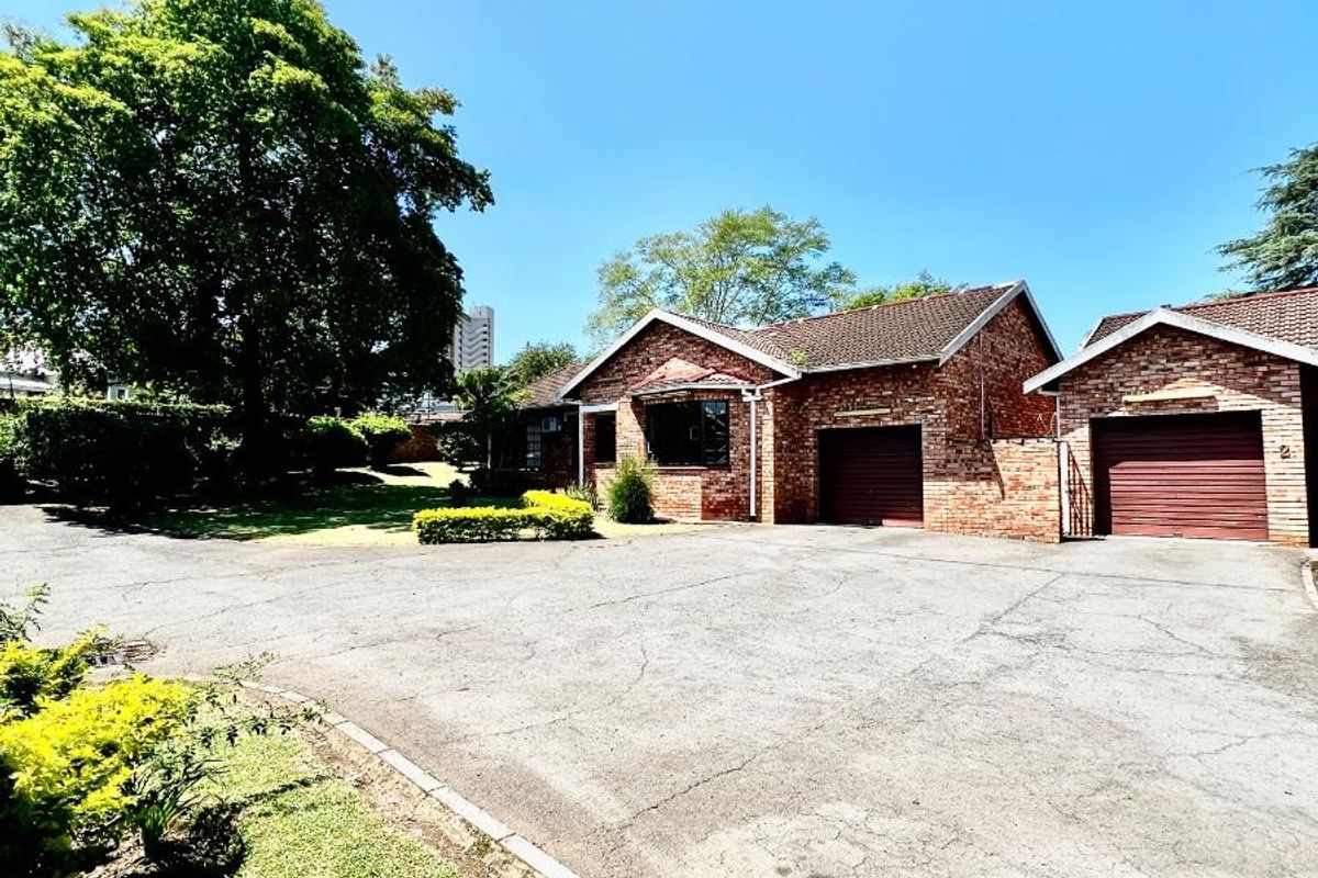 Modern, Move-In Ready 2 Bedroom Townhouse with Spacious Entertainment Area and Single Garage - Photo 2