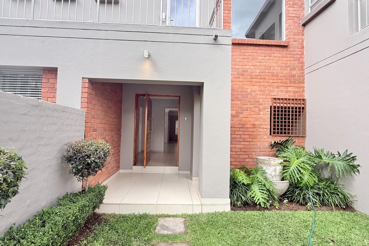 ULTRA MODERN FAMILY HOUSE IN SECURE ESTATE IN RIETVALLEIRAND - Photo 4