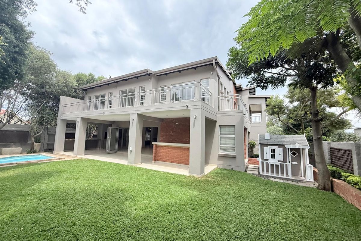 ULTRA MODERN FAMILY HOUSE IN SECURE ESTATE IN RIETVALLEIRAND - Photo 2