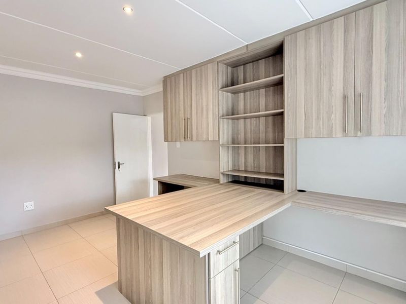 ULTRA MODERN FAMILY HOUSE IN SECURE ESTATE IN RIETVALLEIRAND - Photo 7