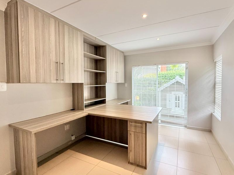 ULTRA MODERN FAMILY HOUSE IN SECURE ESTATE IN RIETVALLEIRAND - Photo 6