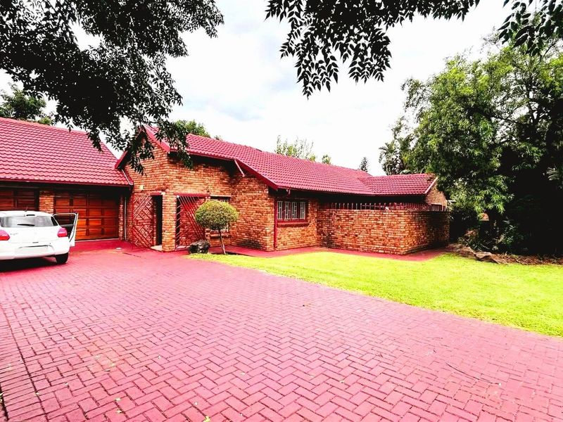AMAZING GREAT FAMILY HOUSE - Photo 1