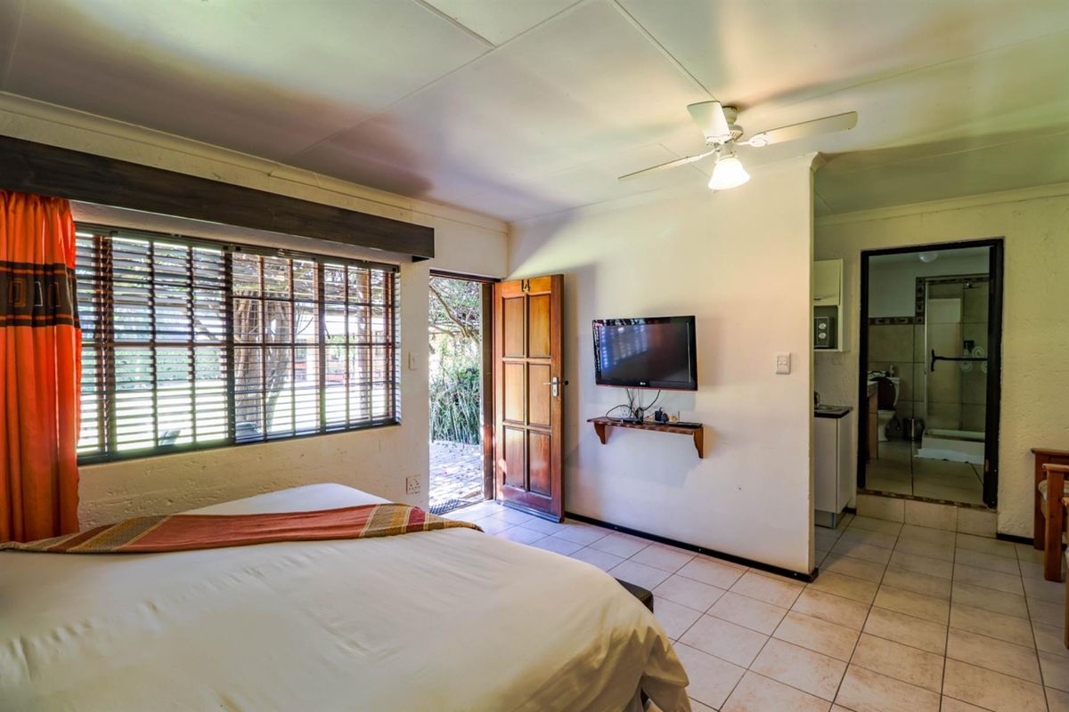Lodge For Sale in Vorna Valley, Midrand - Photo 4