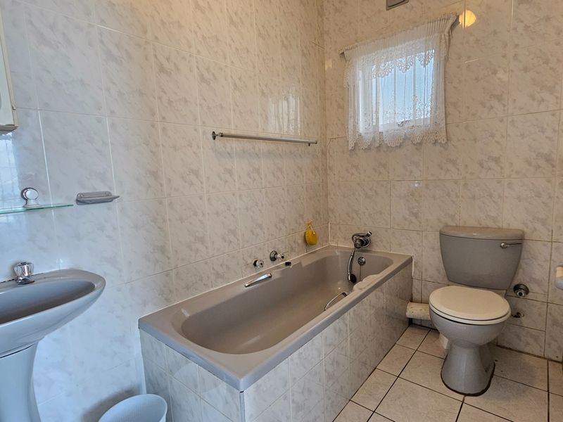 Beachfront Bliss with Spectacular Ocean Views in Ramsgate - Photo 8