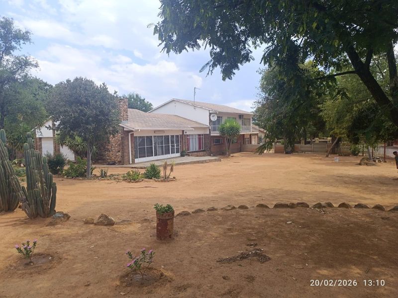 4 Bedroom House for Sale in Roosheuwel, Klerksdorp. - Photo 2