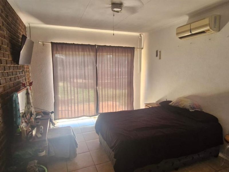 Off the Grid house For Sale in Doringkruin, Klerksdorp, North West - Photo 4