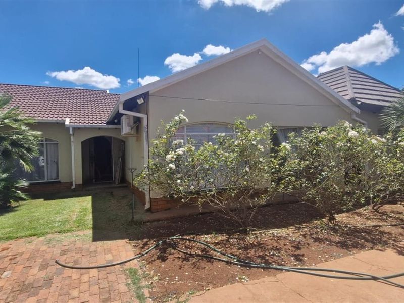 Off the Grid house For Sale in Doringkruin, Klerksdorp, North West - Photo 1